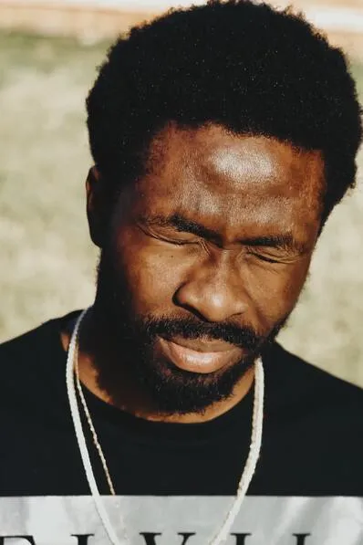 Visage d'un homme fermant les yeux